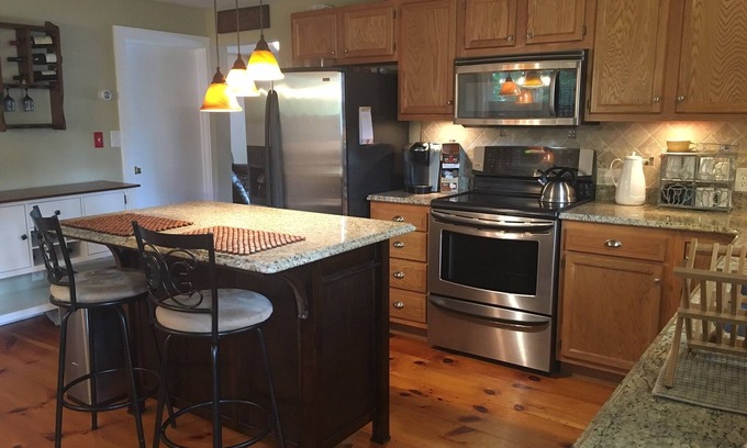 Southwick House | Serene & cozy lakefront getaway on Congamond's pristine North Pond