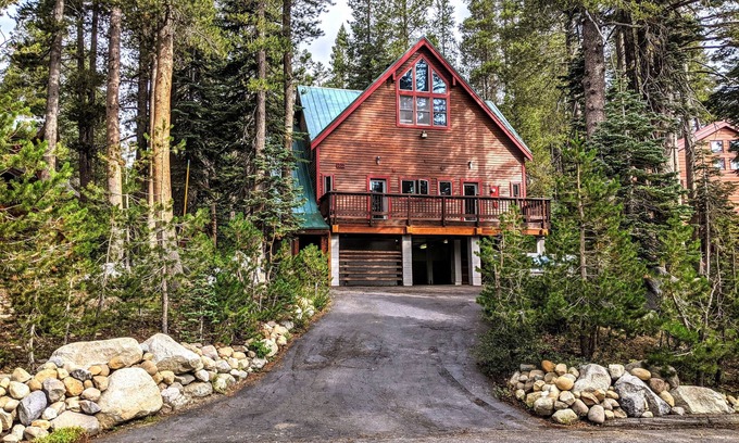 Serene Lakes House | Serene Dacha | Hot Tub & Sauna | Huge Loft