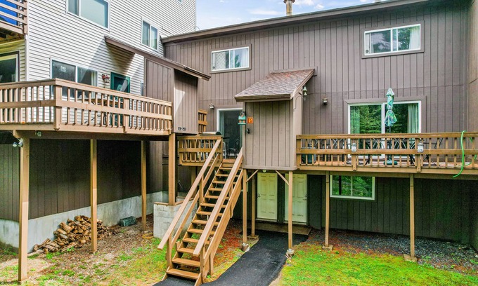 Chestertown Condo | Serene getaway with fireplace, grill, kayaks & washer/dryer