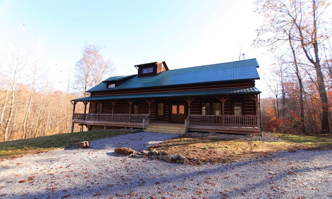 Logan Cabin | Serene (Hocking Hills) log cabin, near local attractions
