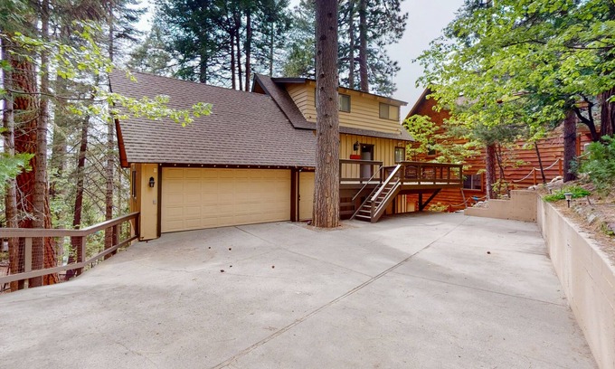 Blue Jay House | Serene lakefront getaway with game room, fireplace, & washer/dryer
