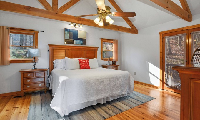 Walnut Mountain Cabin | Serene Mountain View Retreat. Pool, Firepit & Hot tub, Fireplace Dogs Welcome!