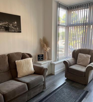 Birmingham Villa | Serene Retreat - Near Bham City Centre & The JQ