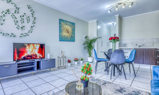 Lone Hill Apartment | Serene Retreat on Sunset Boulevard