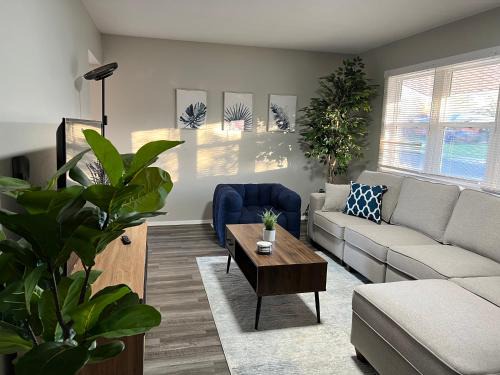 Dayton House | Serene Suburban Retreat - Close to UD, WSU & WPAFB