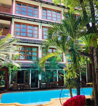 Chang Phueak Apartment | Serene teak Boutique
