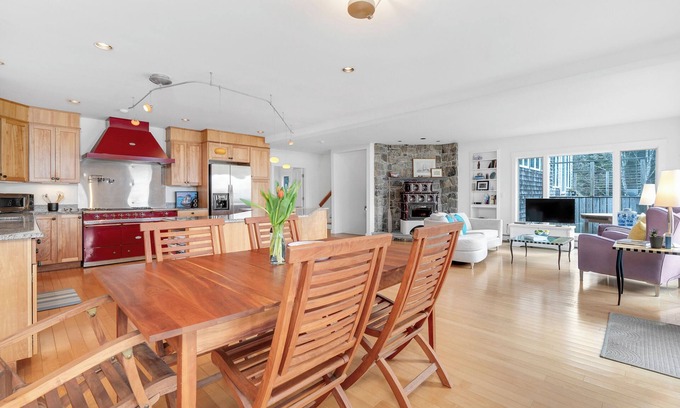 Georgetown House | Serene Tide: Private Retreat with Beach Nearby