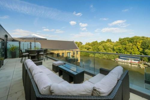 London Borough of Hounslow Apartment | Serenity by the Water 3-Bed London 2x parking space