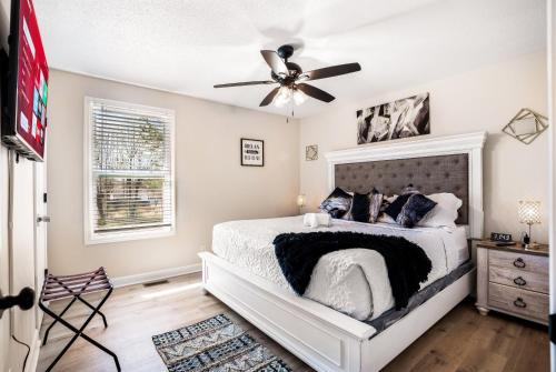 Clarksville House | Serenity Cottage 300mbps Wifi - Dog Friendly