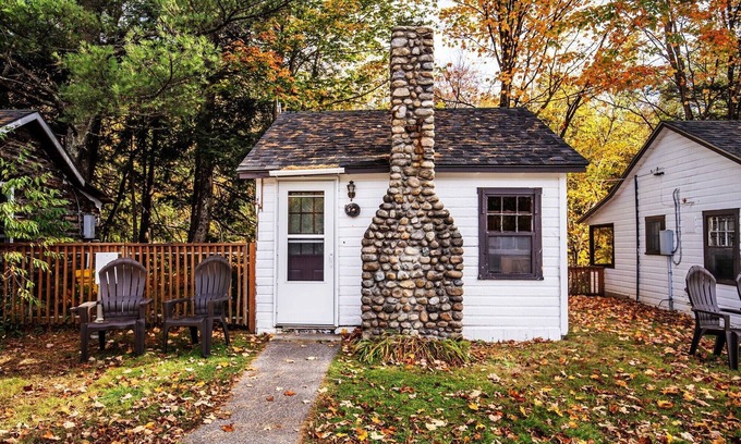 Lincoln Cabin | Serenity Peaks: Discover Cathedral Ledge at the Pemi Cabins!