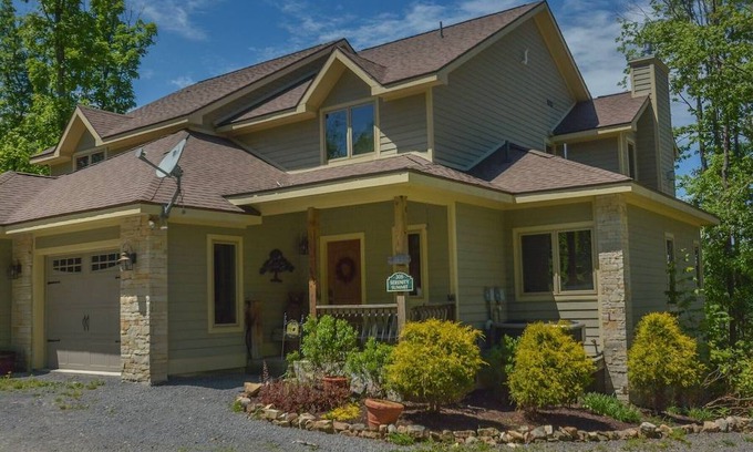Thayerville House | Serenity Summit: Centrally located townhome with hot tub