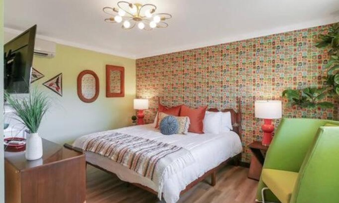 Trenton Hotel | Seriously 60s Room At The Groovy Nomad Motel Near