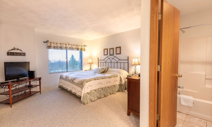 Seven Springs Condo | Seven Springs 2 BR Condo - Deck and Mountain Views by RedAwning - Save 10% on 3 Nights, 15% on 5 Nights!