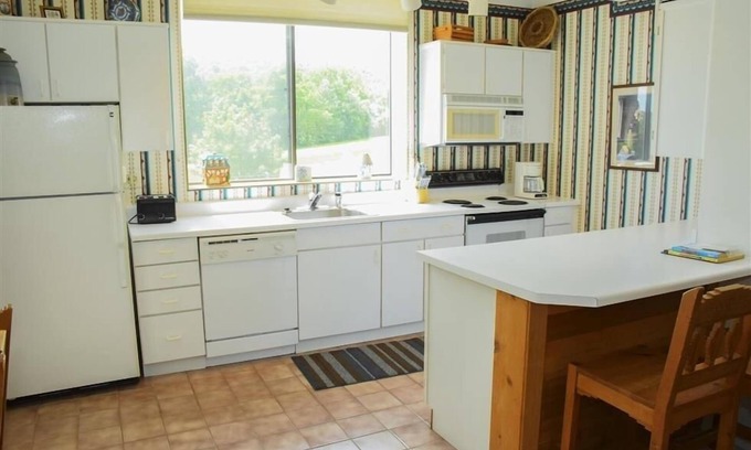 Seven Springs Condo | Seven Springs 2 BR Deluxe Condo, Mountain Views! by RedAwning - Save 10% on 3 Nights, 15% on 5 Nights!