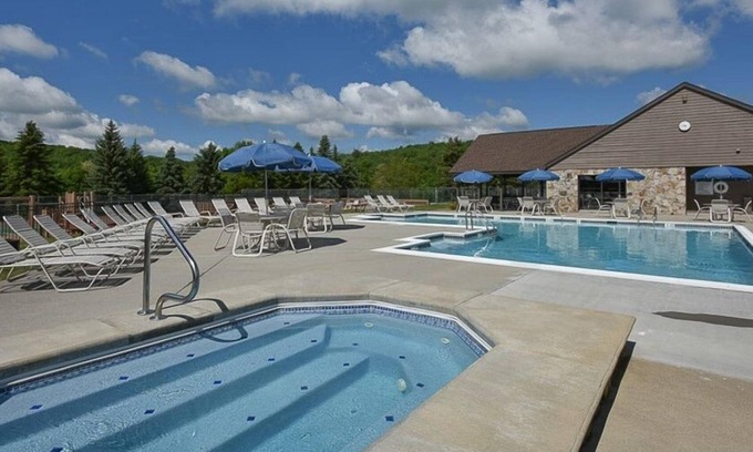 Seven Springs Condo | Seven Springs 2 BR Premium Condo, Walk to Slopes by RedAwning - Save 10% on 3 Nights, 15% on 5 Nights!