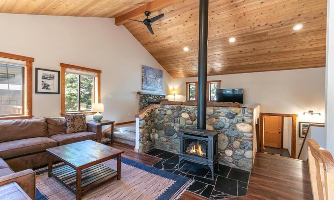 Truckee House | Shady Pines at Tahoe Donner- Serene Forest Retreat, 2 Gas Fireplaces, Sauna