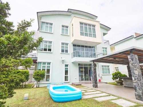 Tanjung Bungah Villa | Shamrock Villas Corner OR Seaview OR Standard
