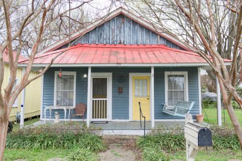 Natchez House | Shanty Bellum Too - 2b1b, Washer & Dryer, Full Kitchen