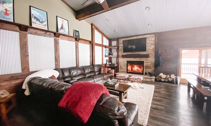 Bellaire Ski Chalet | Shanty Creek Bellaire -golf haven - 90 holes on resort- sleep18