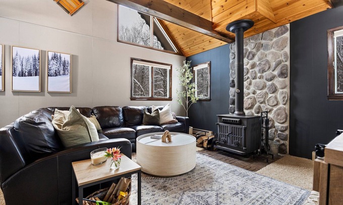 Bellaire Ski Chalet | Shanty Creek Ski Chalet Retreat - Pool & Hot Tub Access