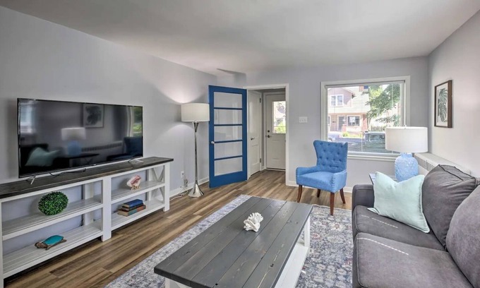 Sheboygan Apartment | Sheboygan Getaway w/Yard: 1 Mi to Lake Michigan