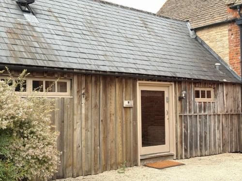 Lechlade House | Shepherds Rest Cotswolds Cottage Farm Stay With Pool