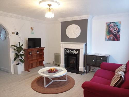 Chadwell House | Shepherds Spacious House 4-Beds