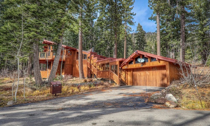 Twin Peaks House | Sherwood Chalet - Quiet 3 BR in Ward Canyon, Private Hot Tub