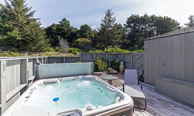 Sea Ranch House | Shining Sea Close to Beach Hot Tub