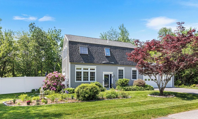 Wells House | "Shore To Please" Wells, Maine. All the comforts of home. 3 bed, 3 bath, ac +
