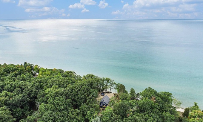 Arcadia House | π
 Shoreline Chalet β Wow Lake Michigan Views | Beach Access | Very Pet Friendly β  18396