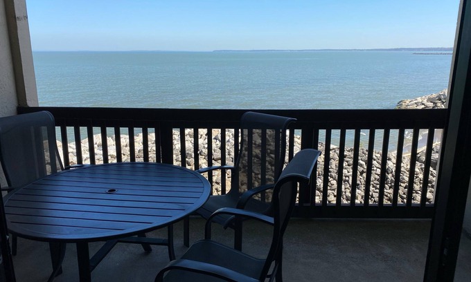 Port Clinton Apartment | Shores #33: 1 BR sleeps 4