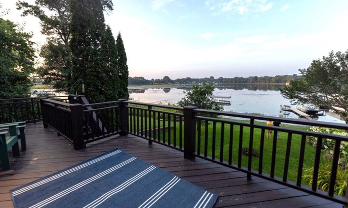 Shoreview House | Shoreview Lakeside Cottage