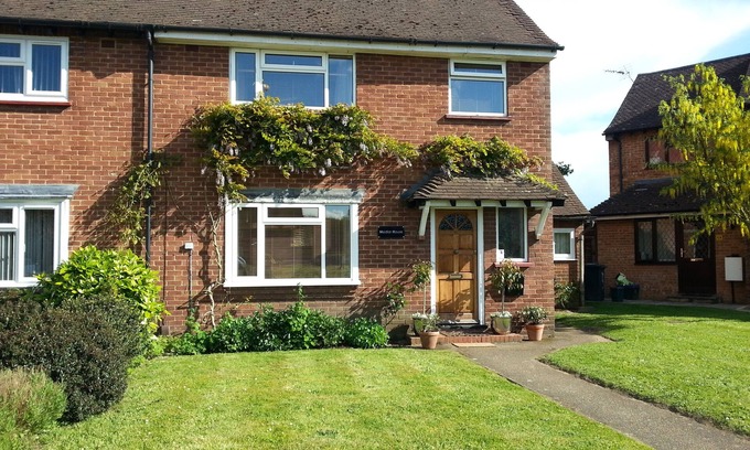 Guildford House | Short or long term, group holiday stays in Guildford. Easy access, free parking