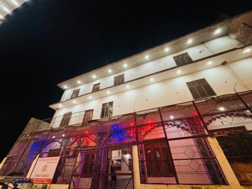Faizabad House | Shri Ram Janki Ashram by Omji - 10 min walk to Hanuman Garhi temple