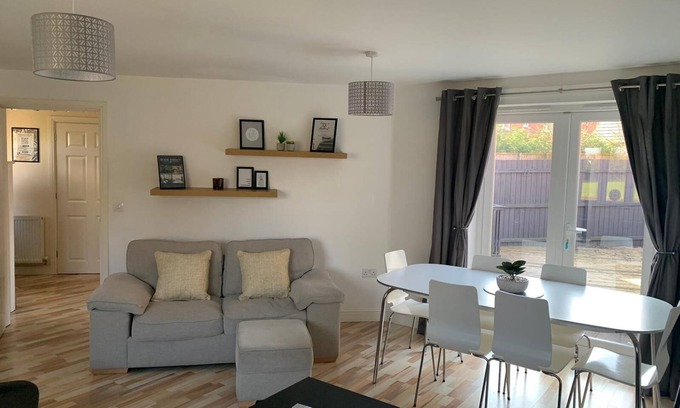Ashby-de-la-Zouch House | Silver Stag Properties, Spacious 3 BR Haven