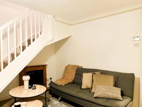 Broadheath House | Simple House w- FREE PARKING by Manchester Airport - FREE DROP-OFF