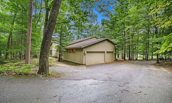 Maple City Condo | Single-level condo with a full kitchen, & washer/dryer