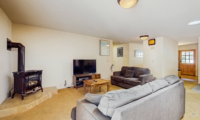 Upper Kingsbury House | Single-level home with fireplace, deck, grill, & washer/dryer, sleeps 10