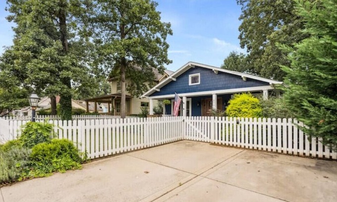 North Charlotte House | Single Story Fully Fenced Bungalow - Arts District