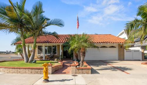 Huntington Beach House | Single story remodeled home w AC great backyard quit location near beach w bikes