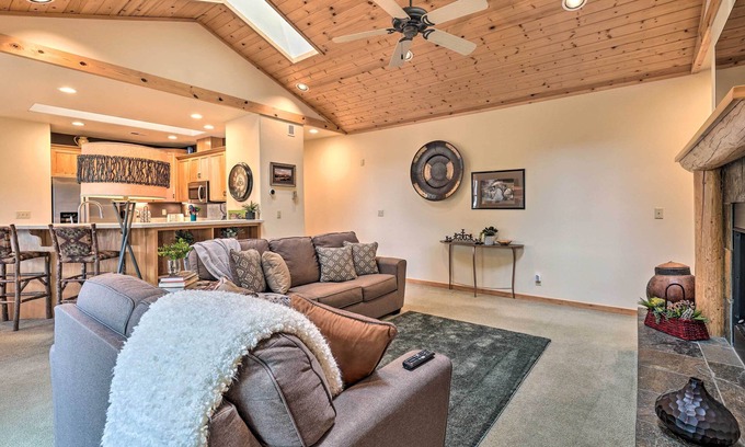 Sisters Condo | Sisters Getaway w/Hot Tub ~ Half-Mi to Dtwn!