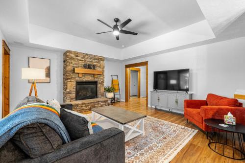 Fir Grove Estates House | Ski Haus- Remodeled- Near Tamarack and Lake Cascade- pet ok