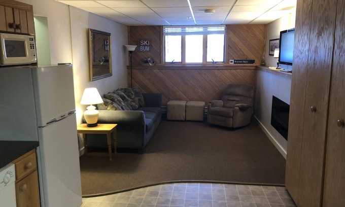 Carrabassett Valley Apartment | Ski In/Out at SugarloafnShort Walk or Shuttle to Bars and Base AreanSleeps 4n