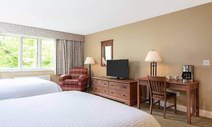 West Dover Apartment | Ski-In Resort Room | 2 Queen Beds