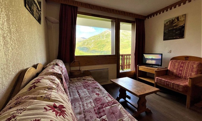 Les Menuires Apartment | Ski-in/Ski-out 4-6 Pax Apartment in Menuires – South-West Balcony, Near Shops and Restaurants