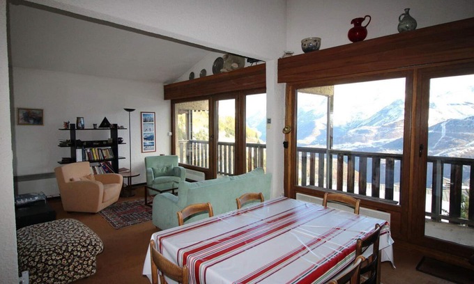 Auris Apartment | Ski-in/ski-out & foot of the slopes, 2nd floor, view panoramic, balcony, tv, ski locker, 55m²