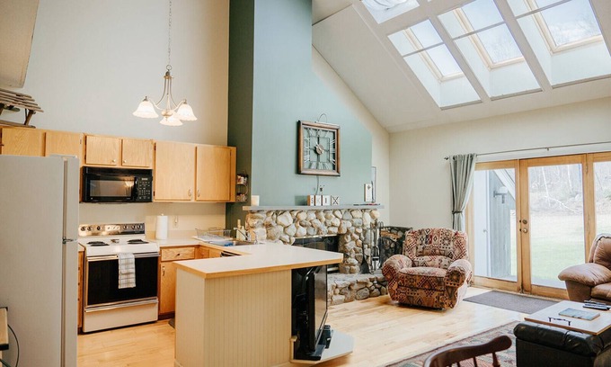 Plymouth Condo | Ski-In/Ski-Out Townhouse at Tenney Mountain Resort