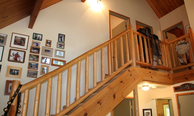 Hyak Cabin | Ski, snowboard, snowshoe, or just relax in the mountains away from the city.