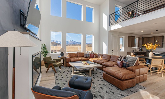 Park City Ski Chalet | Ski&Tee Mountain Chalet: modern retreat w/golf simulator, hot tub, & game room